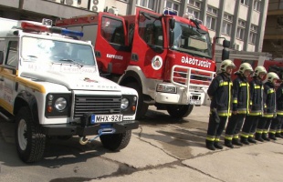 Fecskendős kocsi és mobil labor a katasztrófavédelemnek