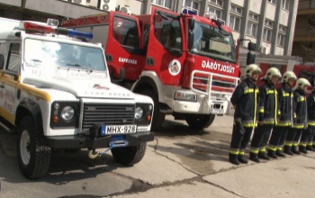 Fecskendős kocsi és mobil labor a katasztrófavédelemnek