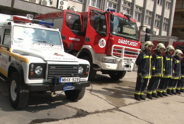 Fecskendős kocsi és mobil labor a katasztrófavédelemnek
