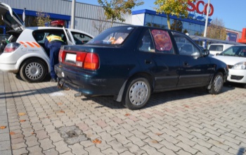 Meghúzta az autót, majd elhajtott