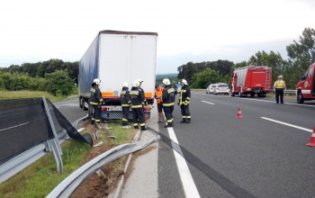 Kamion szakította át a szalagkorlátot az M7-es autópályán