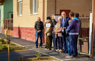Átadták az Árvaház utca felújított járdáját