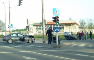 Fejtetőre állt egy autó az Árpád utcánál