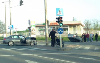 Fejtetőre állt egy autó az Árpád utcánál