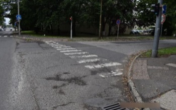 A rendőrkapitányság előtt ütöttek el egy idős férfit, szemtanúkat keresnek a rendőrök