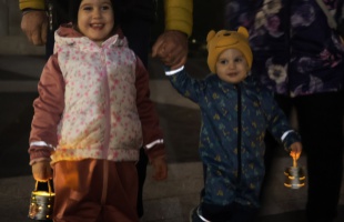 Fontos a hagyományok ápolása – lámpások lepték el a sétálóutcát Márton-napon