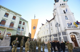Ünnepélyesen felvonták Kaposvár zászlaját a város napja alkalmából