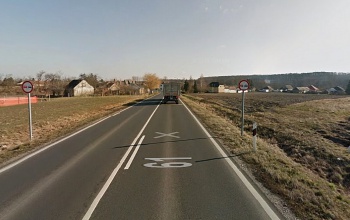 Kidöntötte a táblát, majd elhajtott