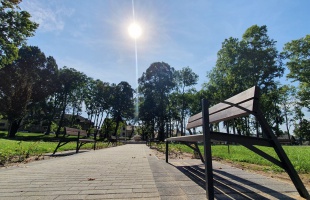 Színház park: de miért van az összes pad a napon?