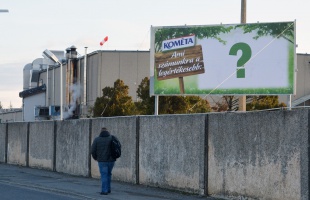 Rejtélyes óriásplakát a Kométa előtt