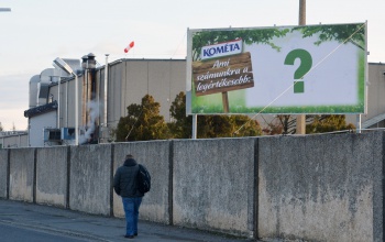 Rejtélyes óriásplakát a Kométa előtt
