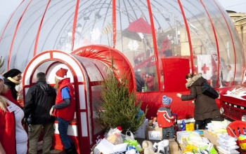 Rengetegen segítettek idén is - 107 ezer kilogramm karácsonyi adomány érkezett a Mikulásgyárba