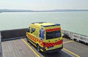Rendhagyó szállítás: Balatonon kelt át a mentő