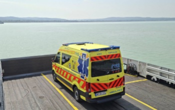 Rendhagyó szállítás: Balatonon kelt át a mentő