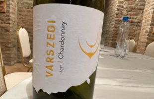 Idén a Várszegi Pincészet 2021-es évjáratú Chardonnay bora nyerte el a Somogy bora címet