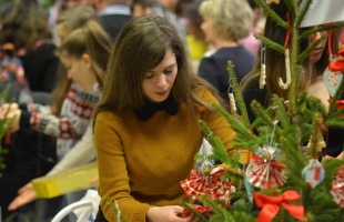 Karácsonyfa díszítésben versengtek a diákok