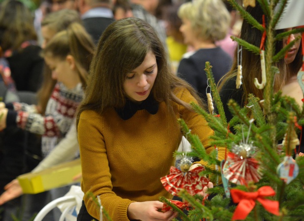 Karácsonyfa díszítésben versengtek a diákok