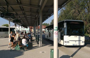 Hétfőtől vidéken ismét az első ajtón kell felszállni a Volánbuszokra