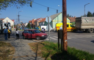 Teherautó és személygépkocsi ütközött. Ketten megsérültek