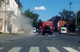 Kiégett egy autó a Petőfi térnél