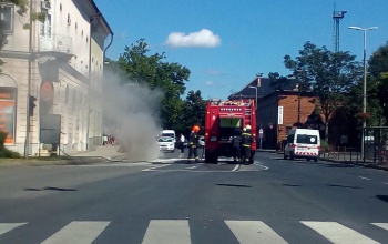 Kiégett egy autó a Petőfi térnél
