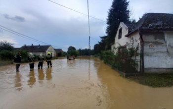 Gumicsónakkal mentettek a kötelesek az elárasztott Kercseligeten