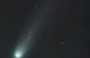 Már az esti égbolton is látható az év üstököse