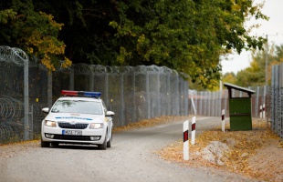 Lebukott az embercsempész: a hátsó ülésen rejtegetett két férfit