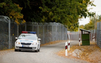Lebukott az embercsempész: a hátsó ülésen rejtegetett két férfit