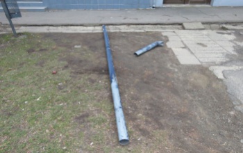 Ereszcsatornát tépett le a részeg férfi