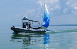 Horgászni indult éjszaka a Balatonon, útközben kiesett a hajóból, a jármű pedig tovább sodródott