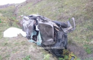 Csúnyán összetört egy Dacia hétfőn a 67-es magyaregresi szakaszán