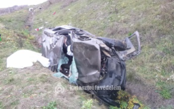 Csúnyán összetört egy Dacia hétfőn a 67-es magyaregresi szakaszán