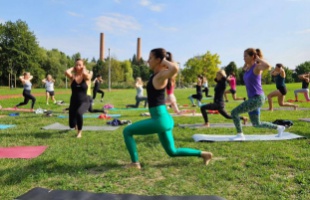 Naplementés pilates órát tartanak a Városligetben