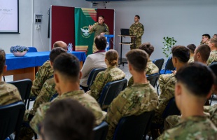 Aki ezt a pályát választja, annak nem lesz könnyű élete – Böröndi Gábor vezérezredes tartott előadást a kaposvári kadétoknak