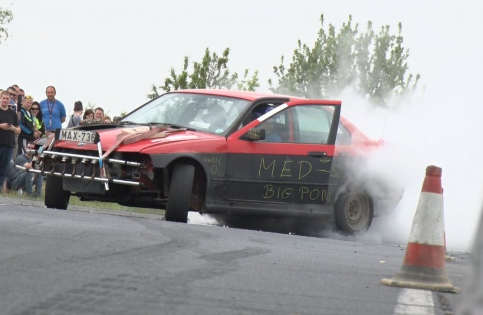 Gyorsulás, driftelés és hangnyomás próba