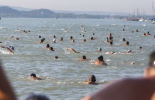 7500 lehet az idei Balaton-átúszás résztvevőinek száma