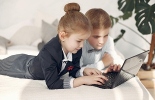 A tudatos internethasználat alapjait otthon tanulják meg a gyerekek