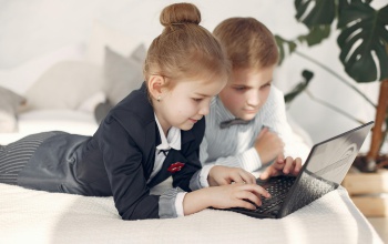 A tudatos internethasználat alapjait otthon tanulják meg a gyerekek
