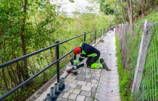 Már javítják a megrongált lámpákat az apátságnál