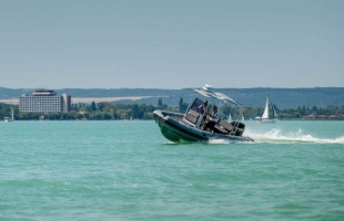 A vízirendőrök segítettek partot érni