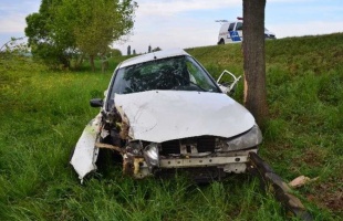 Fának csapódott a jármű, a szombat baleseti krónikája