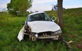 Fának csapódott a jármű, a szombat baleseti krónikája