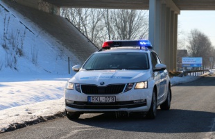 A szemközti sávba kanyarodott ki a benzinkútról és „kacsázva” ment tovább a részeg autós