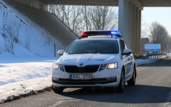 A szemközti sávba kanyarodott ki a benzinkútról és „kacsázva” ment tovább a részeg autós