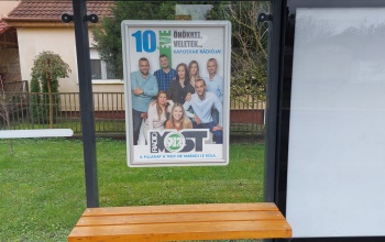 A Rádió Most munkatársai köszönnek vissza a buszmegállók plakátjain