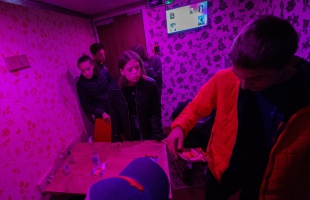 Egy bordélyház miliőjét idézte meg a Kaposvárra érkezett szabadulókamion