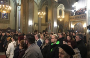 Karácsonyeste „leaggatták” a fogasról a ruhát, meg férjet is jósoltak