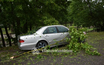 Több mint 200 riasztást kaptak csütörtök reggelig a somogyi tűzoltók a vihar miatt - fotók