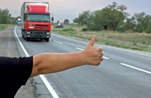 Stoppolt a körözött, rendőrök fuvarozták tovább